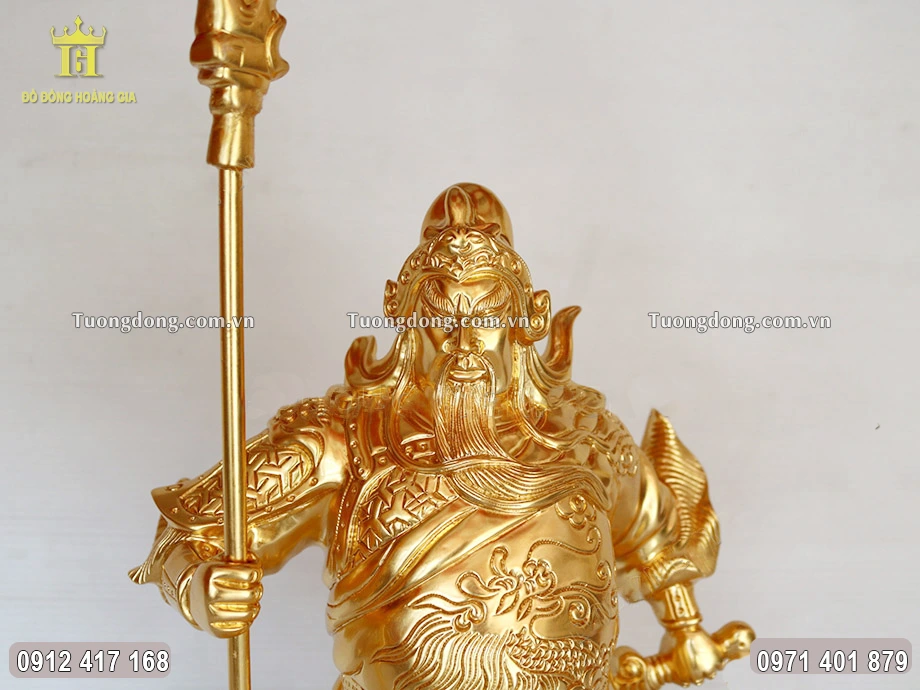 Gương mặt Ngài được chạm khắc sắc nét